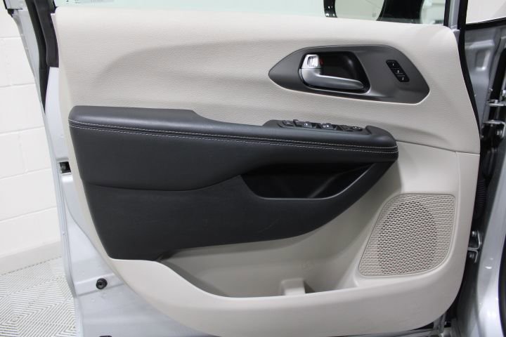 Used 2024 Chrysler Pacifica Touring-L image 18