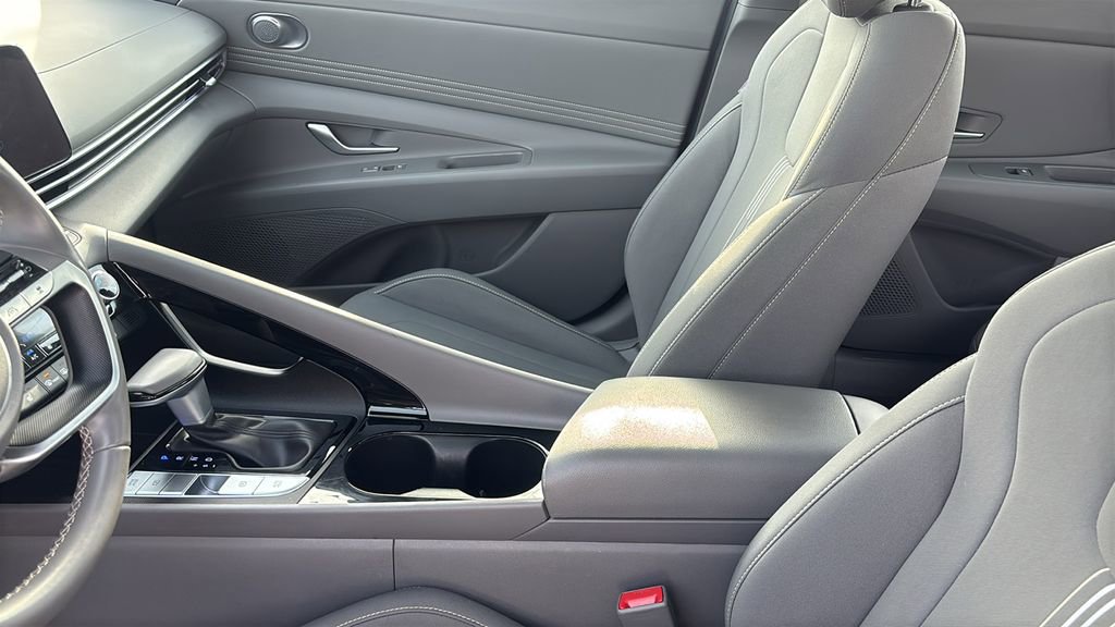 Used 2025 Hyundai Elantra SEL image 24