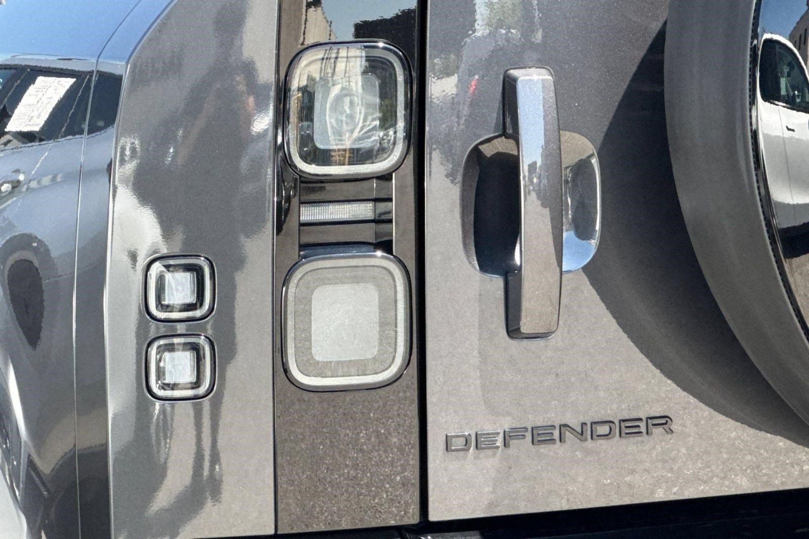 Certified 2026 Land Rover Defender 110 X-Dynamic SE AWD/4WD image 19