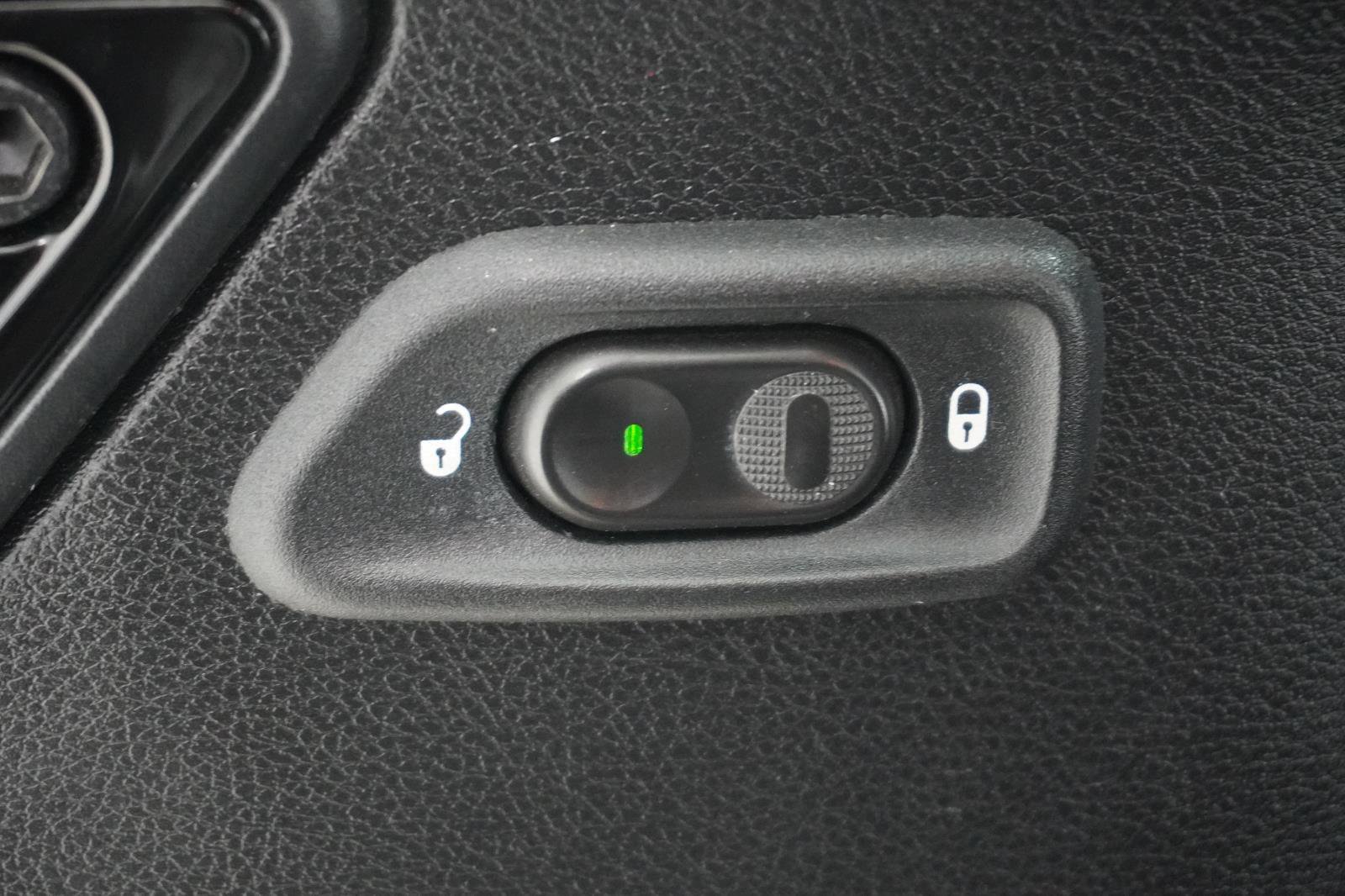 Used 2015 Jeep Wrangler Altitude image 13