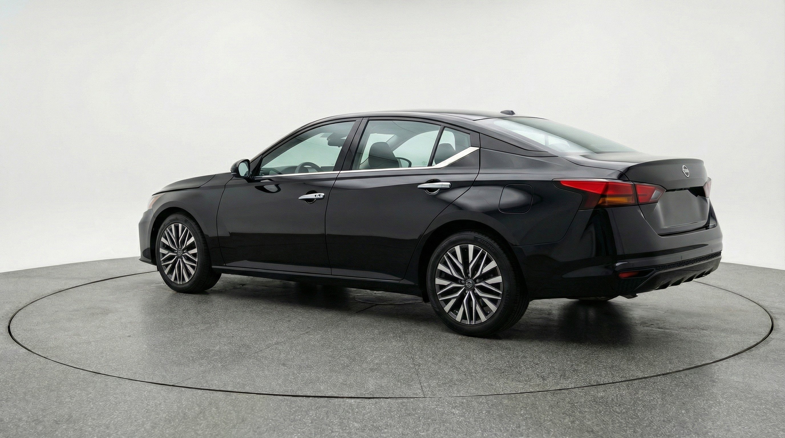 Used 2025 Nissan Altima 2.5 SV image 6