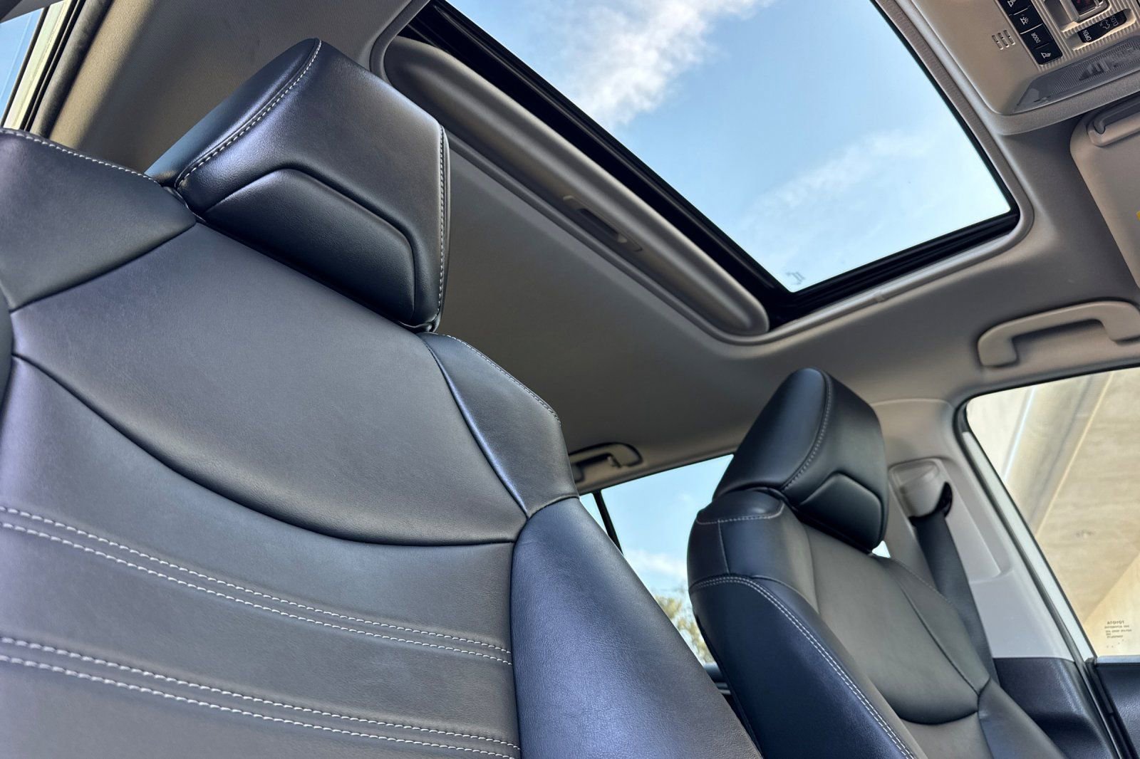 Used 2021 Toyota RAV4 XLE Premium image 17