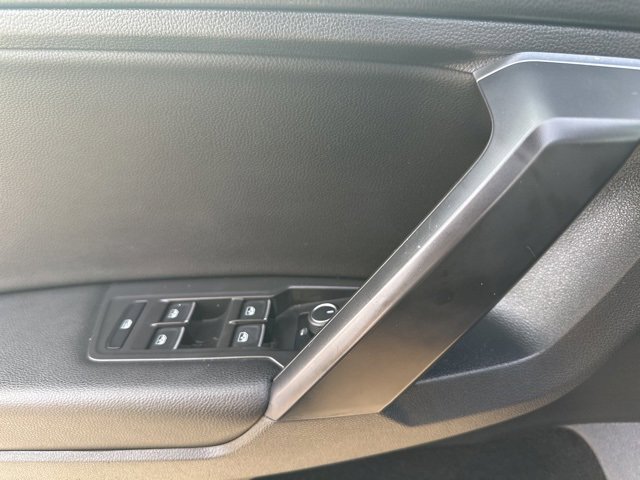 Used 2021 Volkswagen Tiguan SE image 11