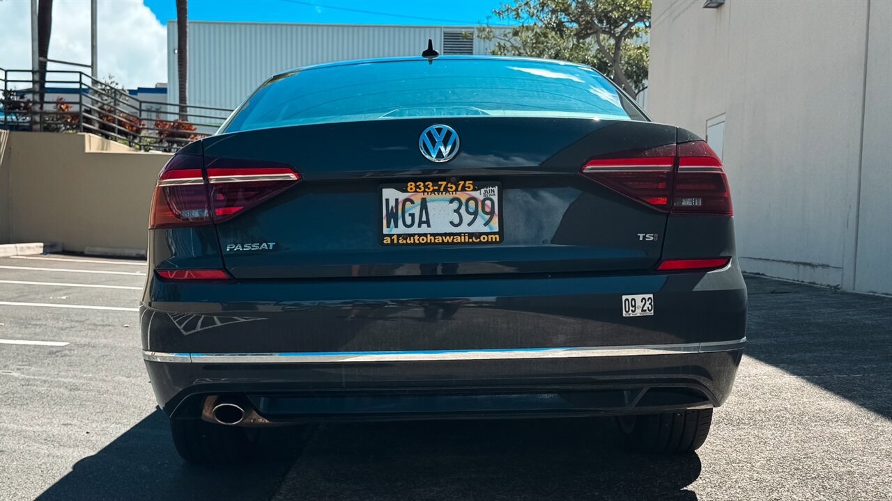 Used 2018 Volkswagen Passat 2.0T R-Line w/ R-Line Lighting Package FWD image 4