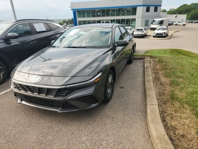 Used 2024 Hyundai Elantra Blue FWD image 9