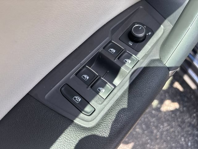 Used 2018 Volkswagen Tiguan SEL AWD/4WD image 11