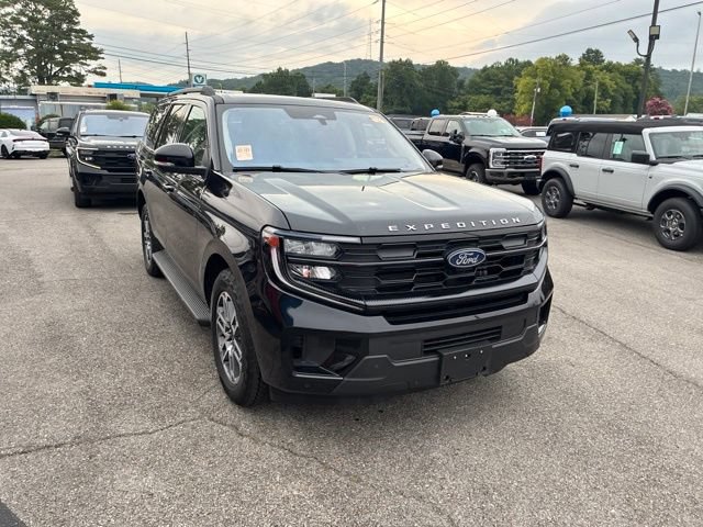 Used 2025 Ford Expedition Active AWD/4WD image 3