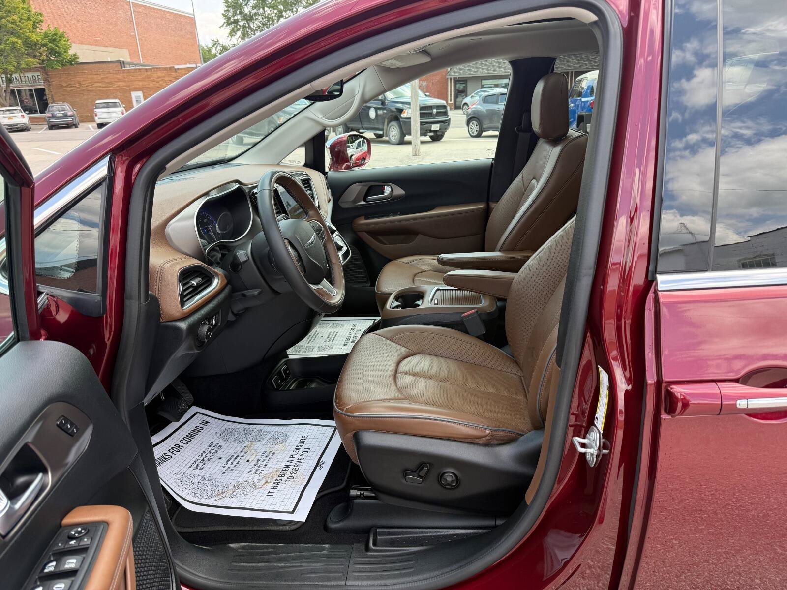Used 2018 Chrysler Pacifica Limited w/ Tire & Wheel Group FWD image 10