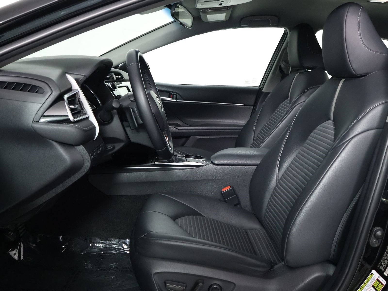 Used 2018 Toyota Camry SE FWD image 30