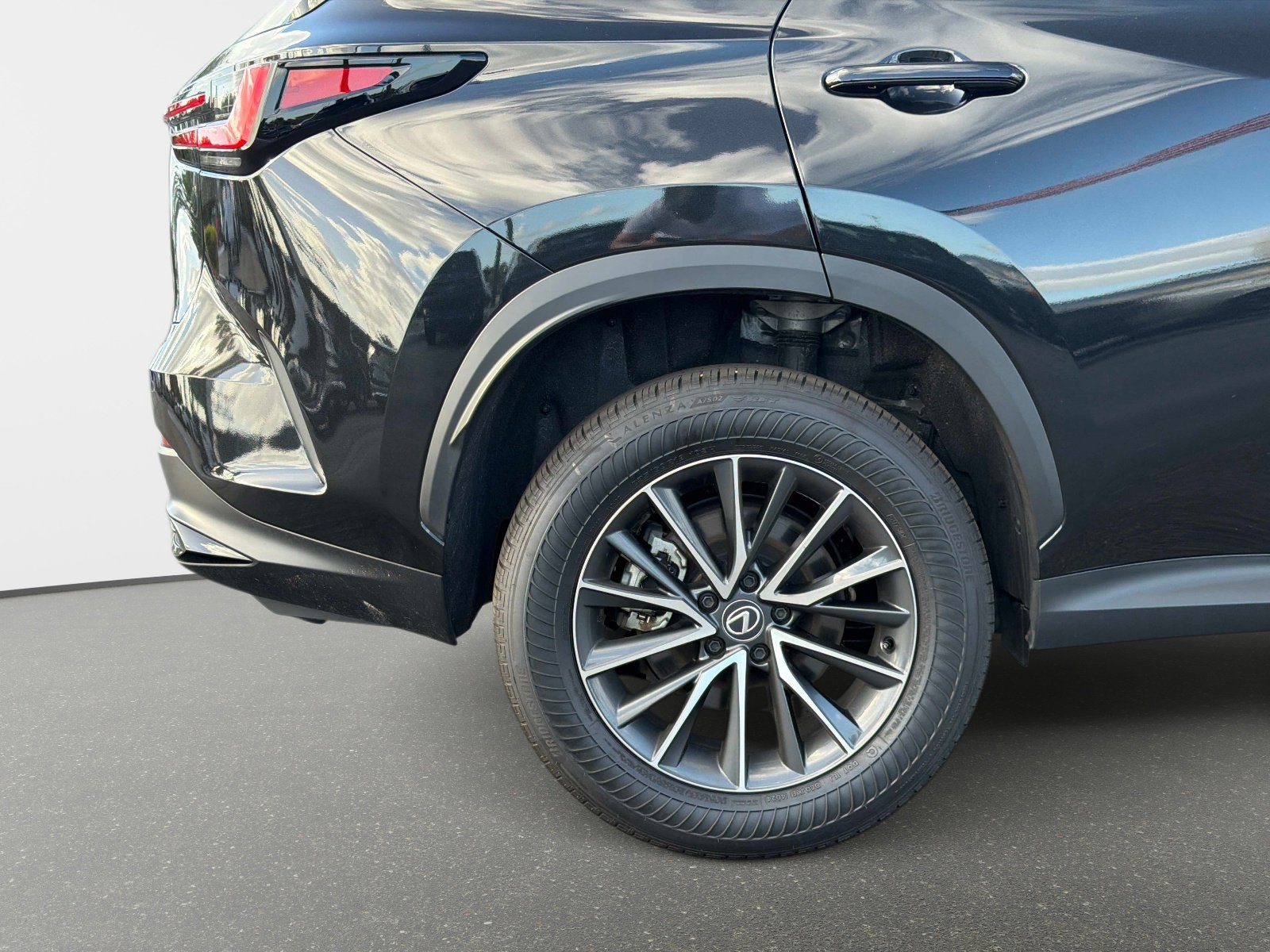 Used 2025 Lexus NX 250 FWD w/ Towing Package (2000 Lbs) image 17