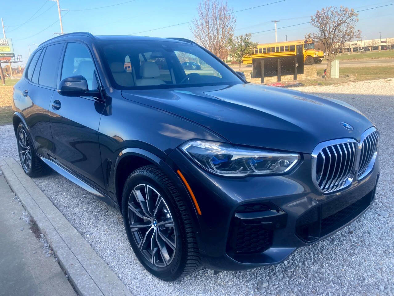 Used 2022 BMW X5 xDrive40i w/ M Sport Package image 4