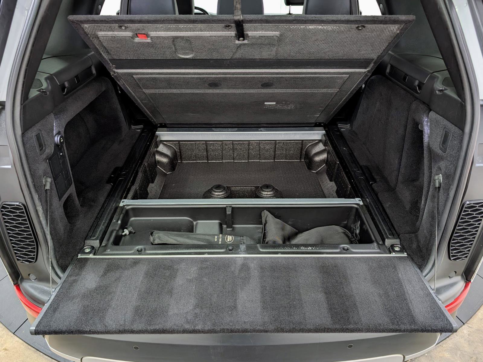 Used 2017 Land Rover Discovery HSE image 23