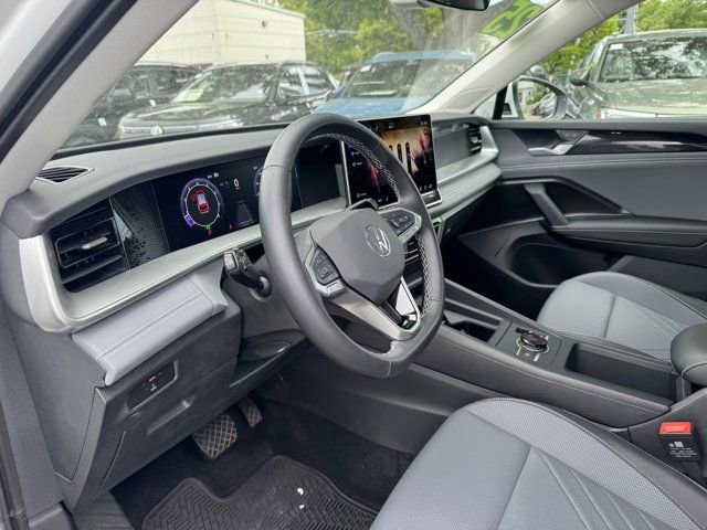 Used 2025 Volkswagen Tiguan SE AWD/4WD image 25