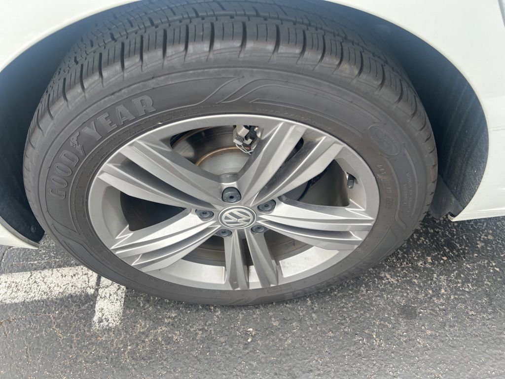 Used 2019 Volkswagen Jetta R-Line w/ R-Line Cold Weather Package FWD image 9