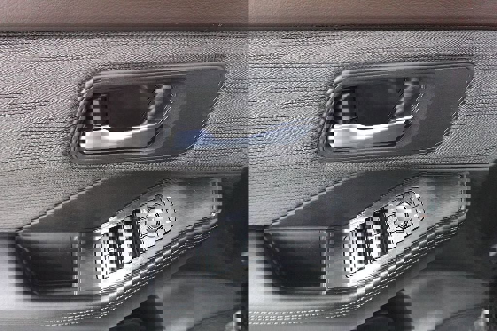 Used 2023 Nissan Rogue SV image 9