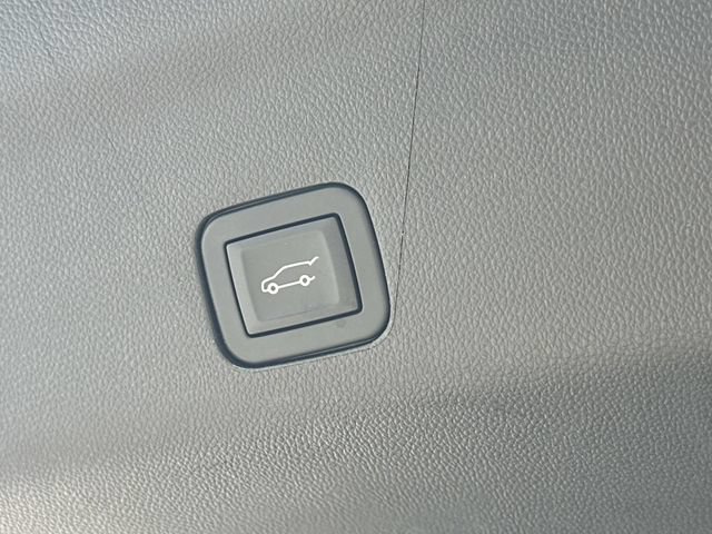 Used 2025 GMC Yukon AT4 Ultimate AWD/4WD image 9