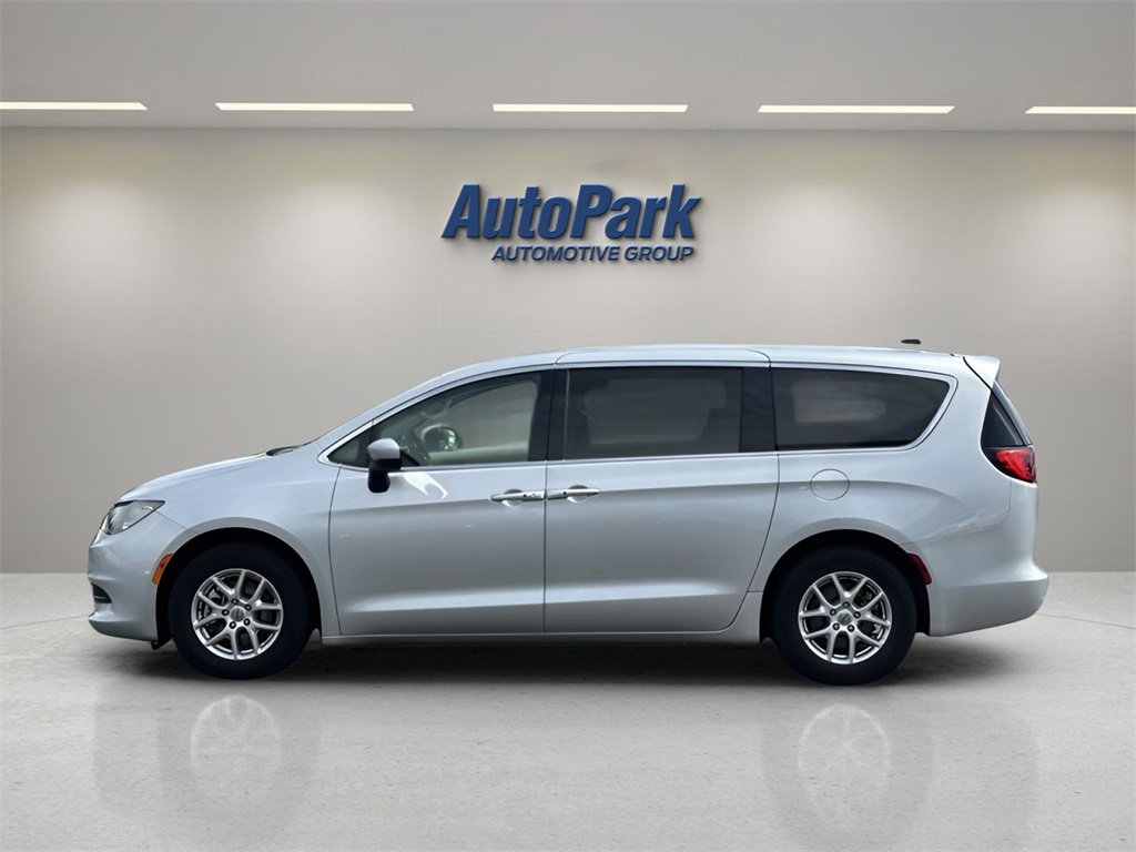 Used 2023 Chrysler Voyager LX image 4