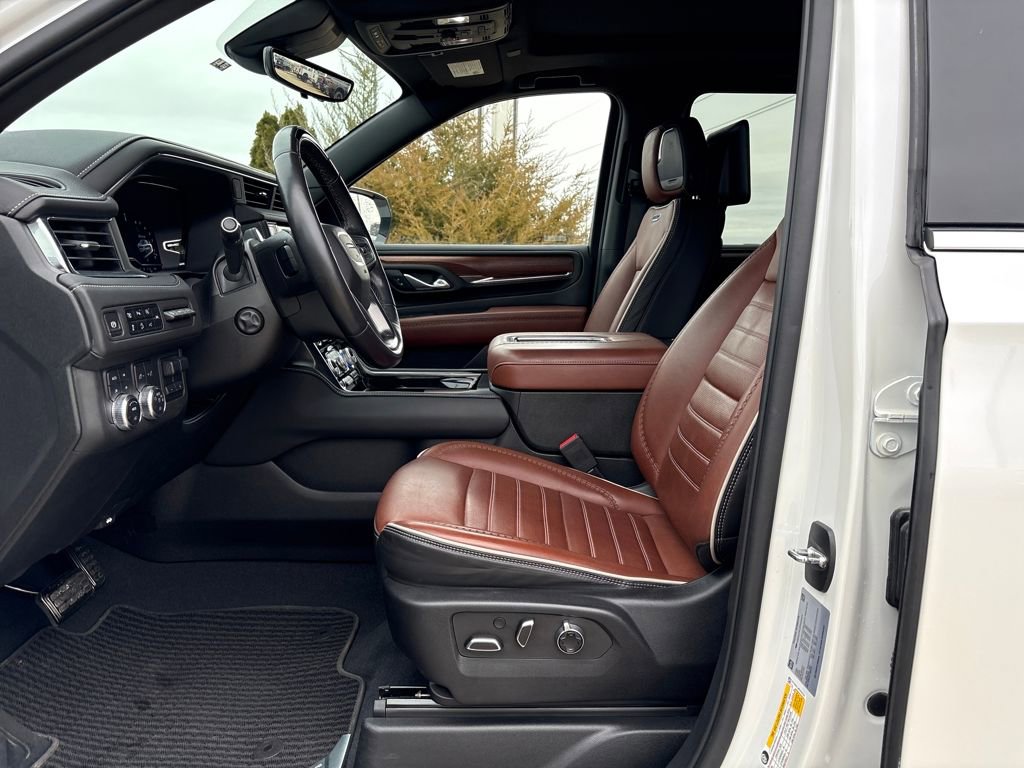 Used 2023 GMC Yukon XL Denali Ultimate AWD/4WD image 12