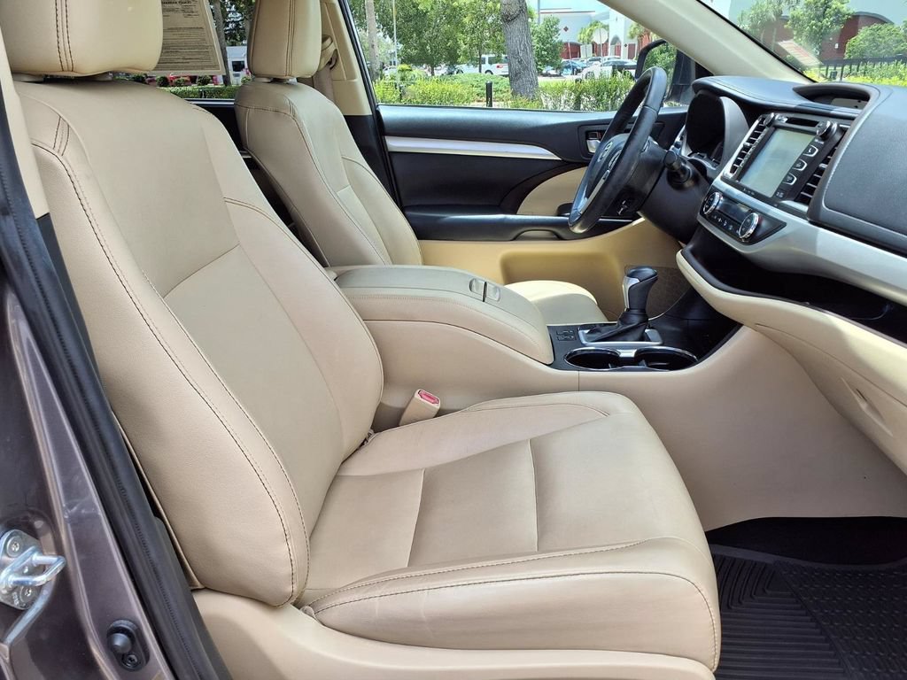 Used 2019 Toyota Highlander XLE FWD image 13