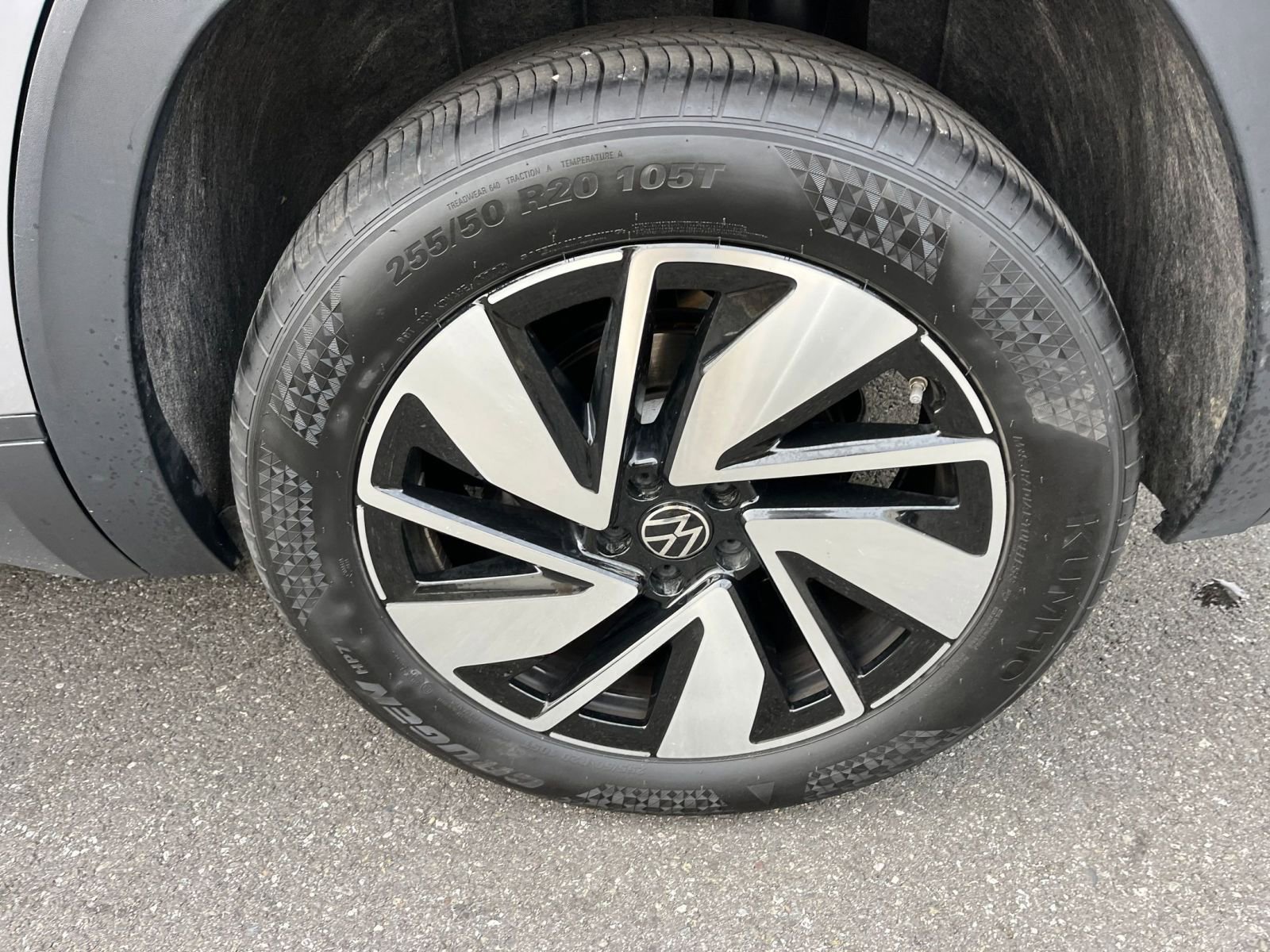 Used 2025 Volkswagen Atlas SE image 30