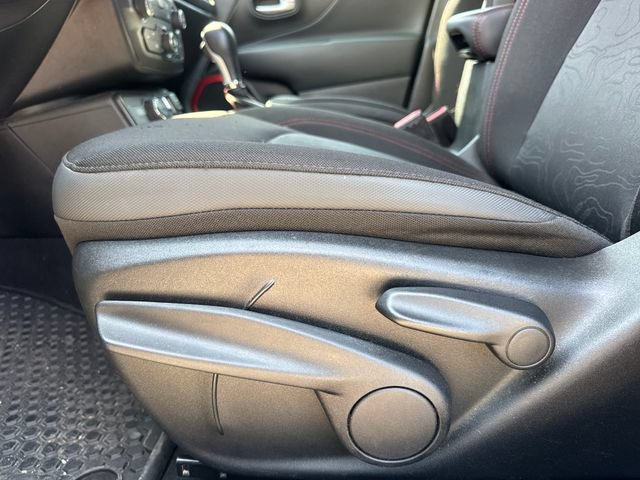 Used 2023 Jeep Renegade Trailhawk AWD/4WD image 14
