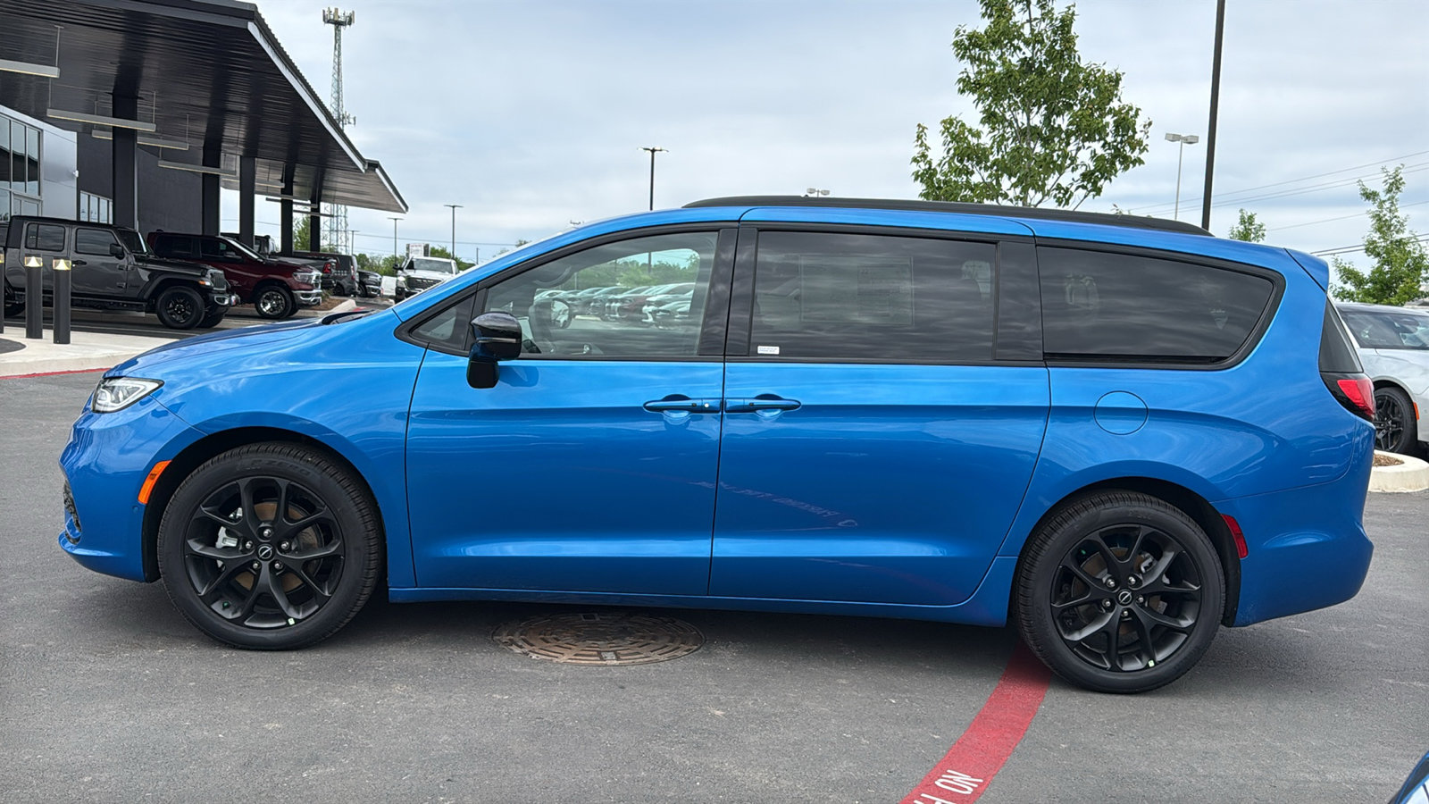 New 2026 Chrysler Pacifica Limited FWD image 2