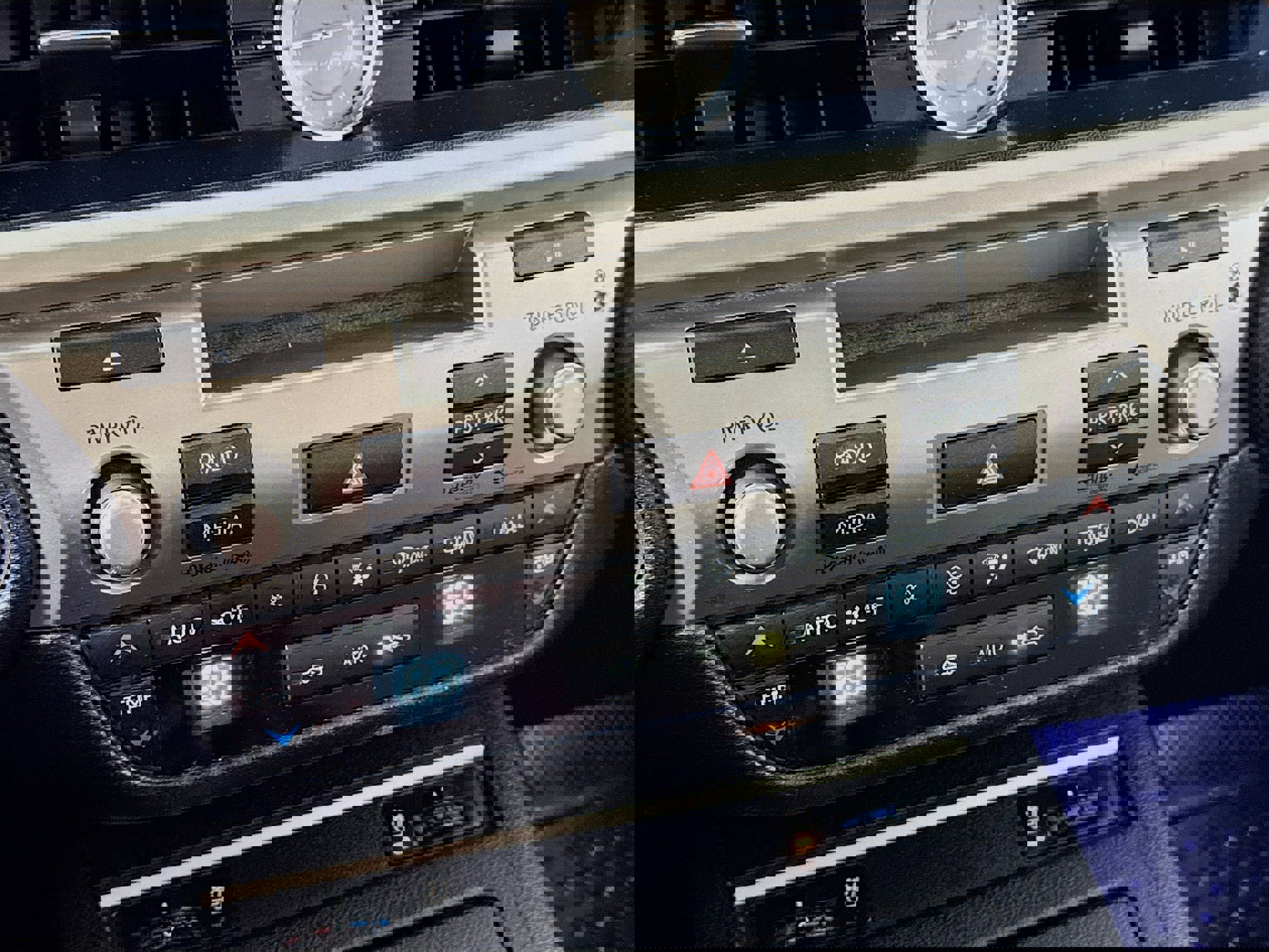 Used 2014 Lexus ES 300h w/ Premium Package w/Bamboo Trim FWD image 18