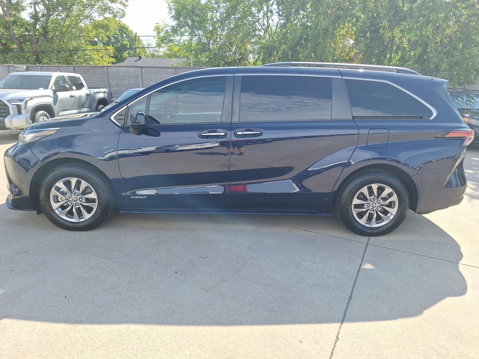 Used 2021 Toyota Sienna XLE FWD image 3