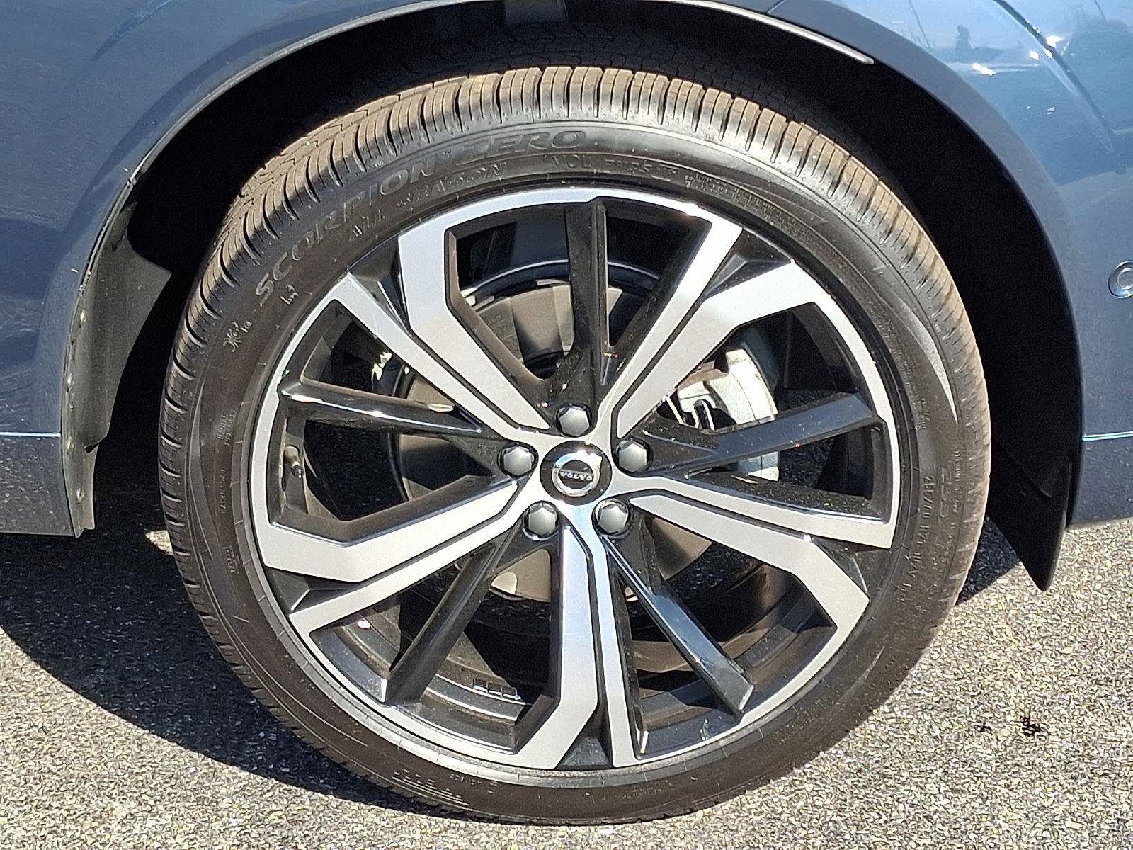 Certified 2024 Volvo XC60 B5 Ultimate w/ Protection Package Premier AWD/4WD image 8