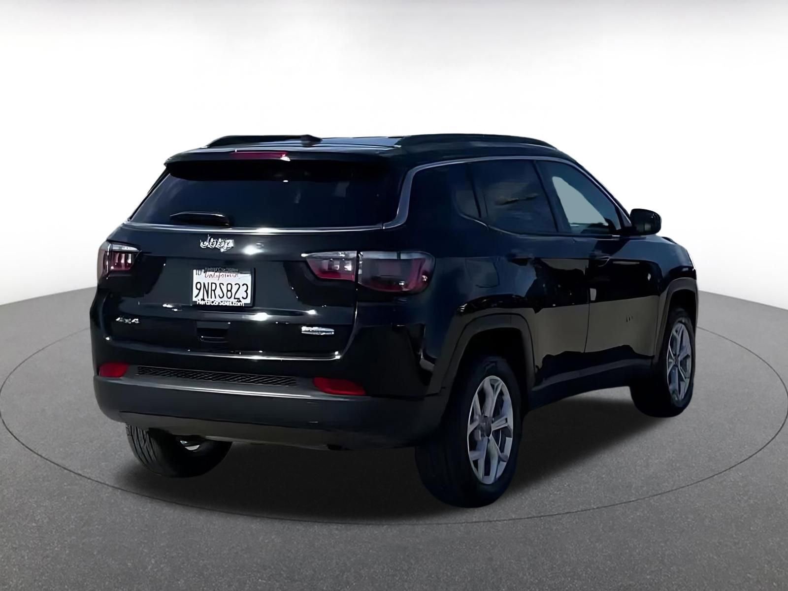 Used 2025 Jeep Compass Latitude image 14