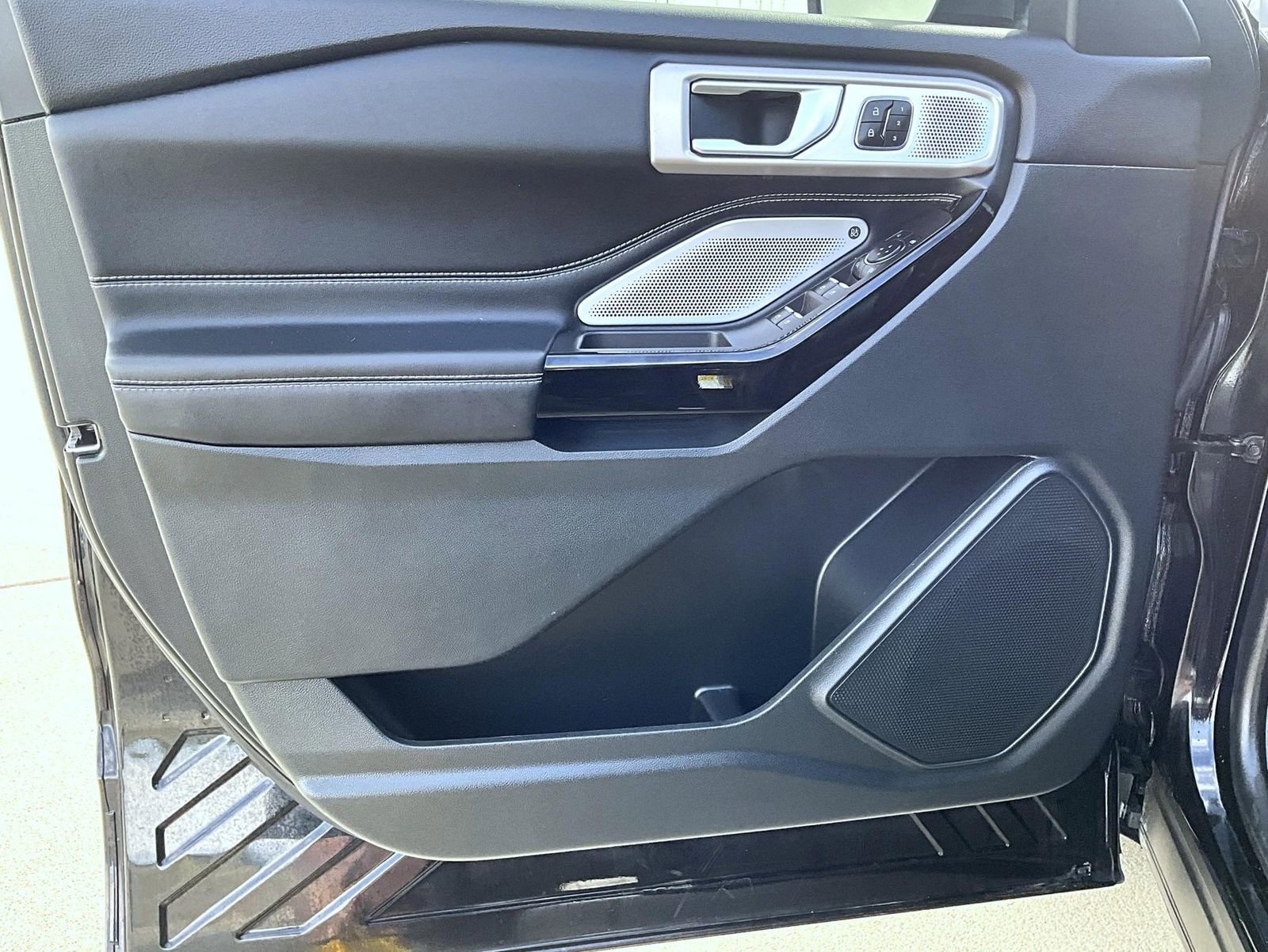 Used 2024 Ford Explorer ST w/ Equipment Group 401A image 9