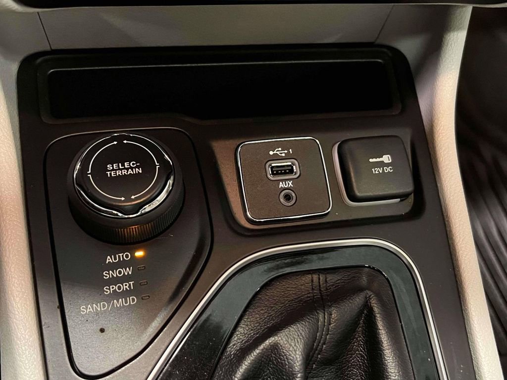 Used 2022 Jeep Cherokee Limited w/ Elite Package image 33