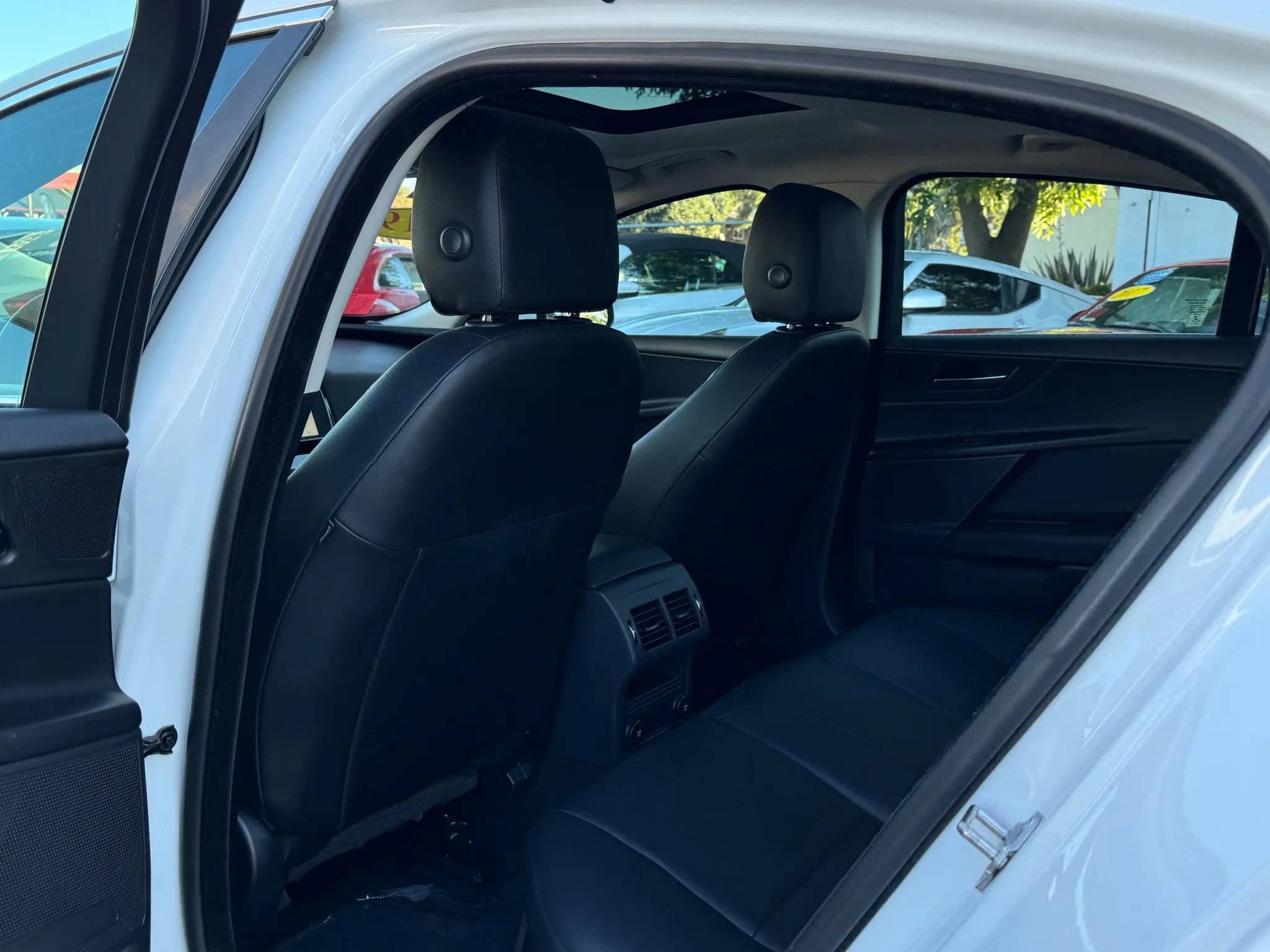 Used 2019 Jaguar XE Premium image 31