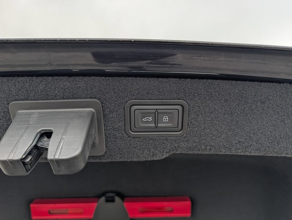 Used 2021 Audi S8 L w/ S8 Executive Package AWD/4WD image 32