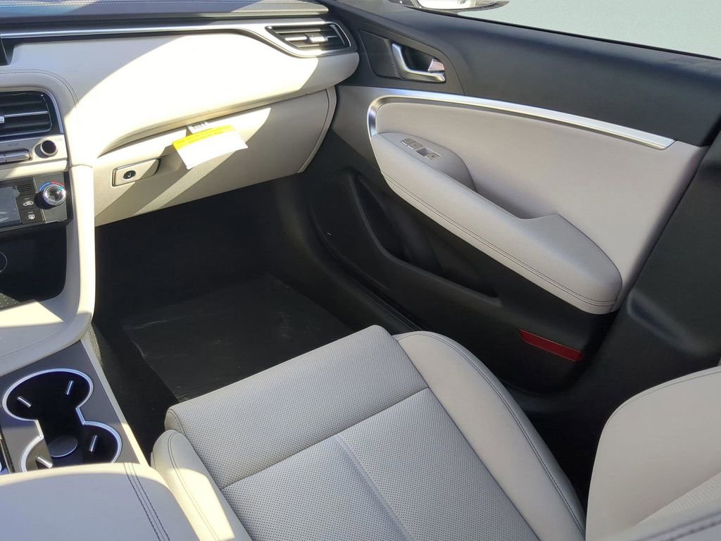 Used 2025 Genesis G70 2.5T image 14