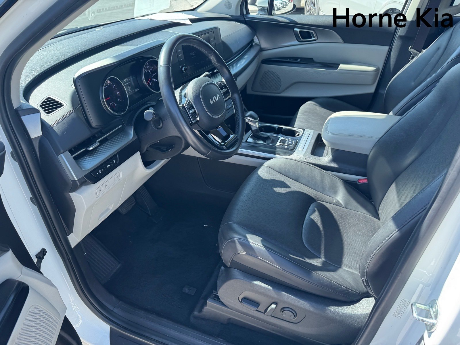 Certified 2024 Kia Carnival LX FWD image 9
