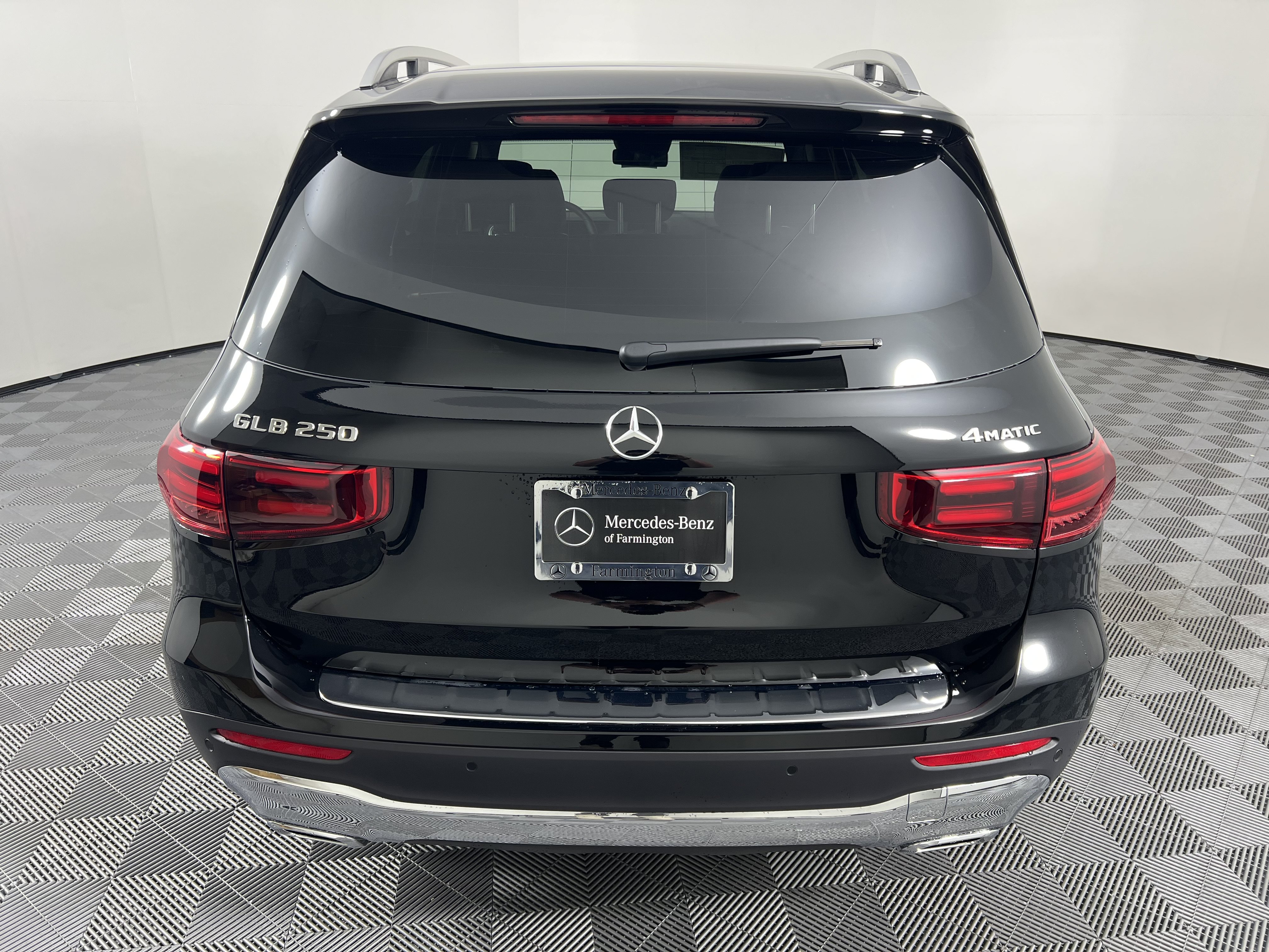 Used 2025 Mercedes-Benz GLB 250 4MATIC image 11