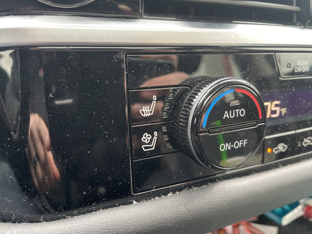 Used 2024 Nissan Pathfinder Platinum image 19