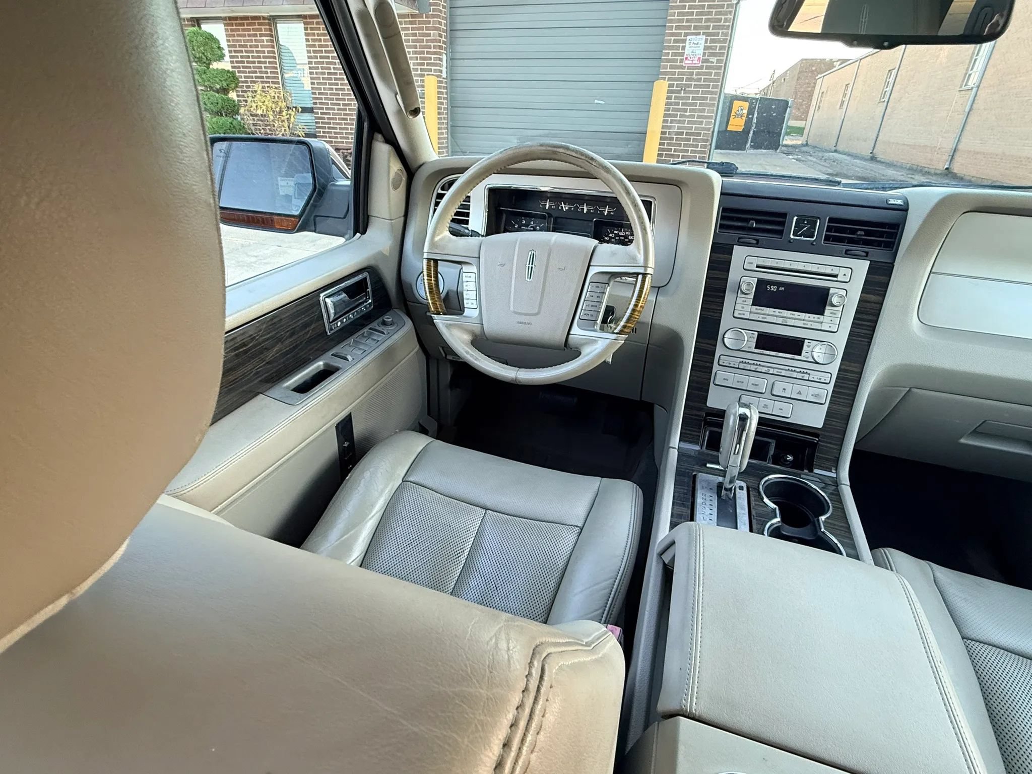 Used 2010 Lincoln Navigator 4WD image 8
