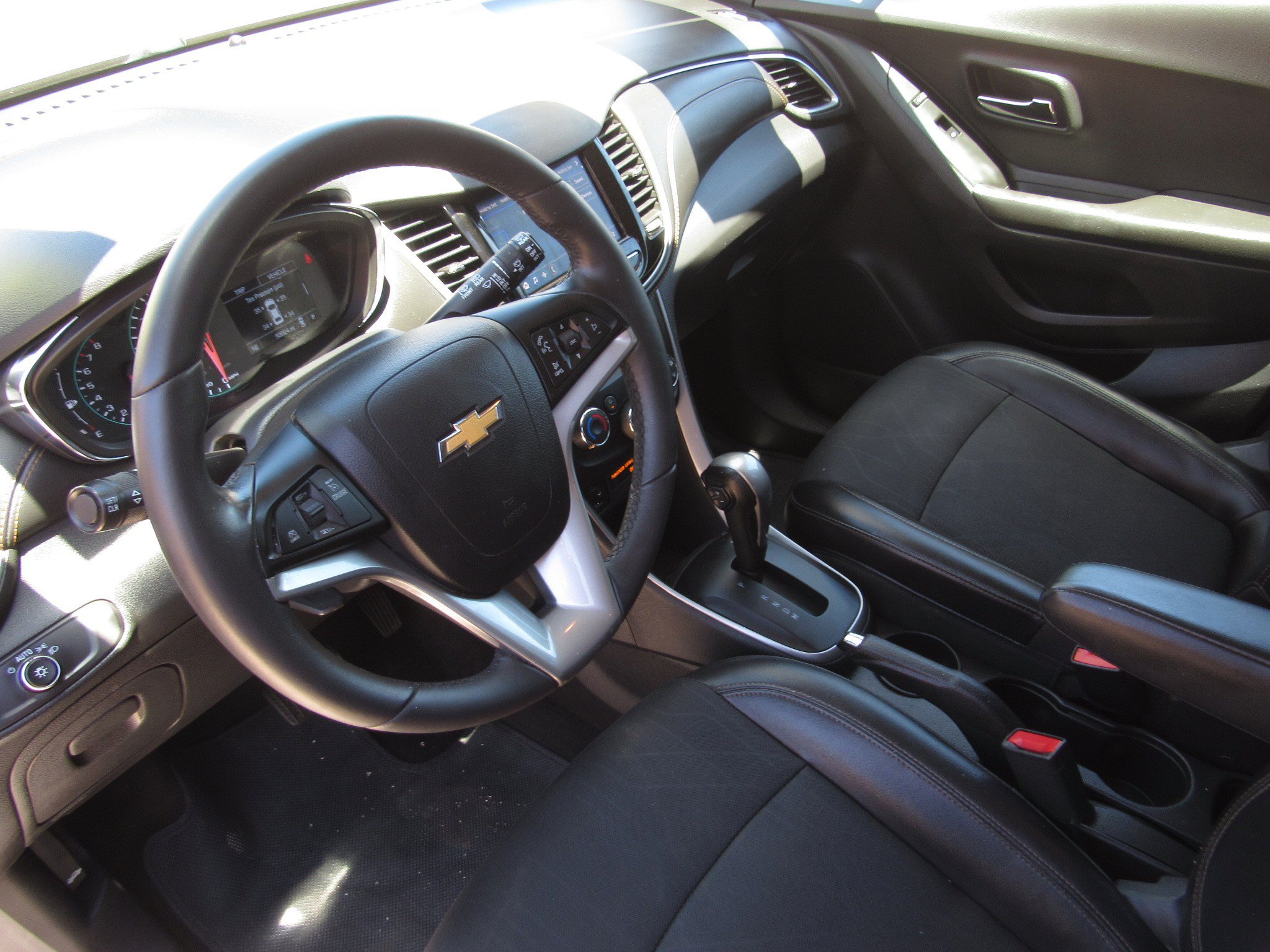 Used 2021 Chevrolet Trax LT w/ Midnight Edition FWD image 15