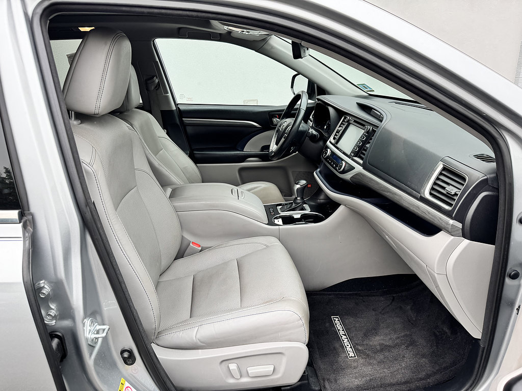 Certified 2017 Toyota Highlander Limited Platinum w/ Carpet Mat Package AWD/4WD image 15