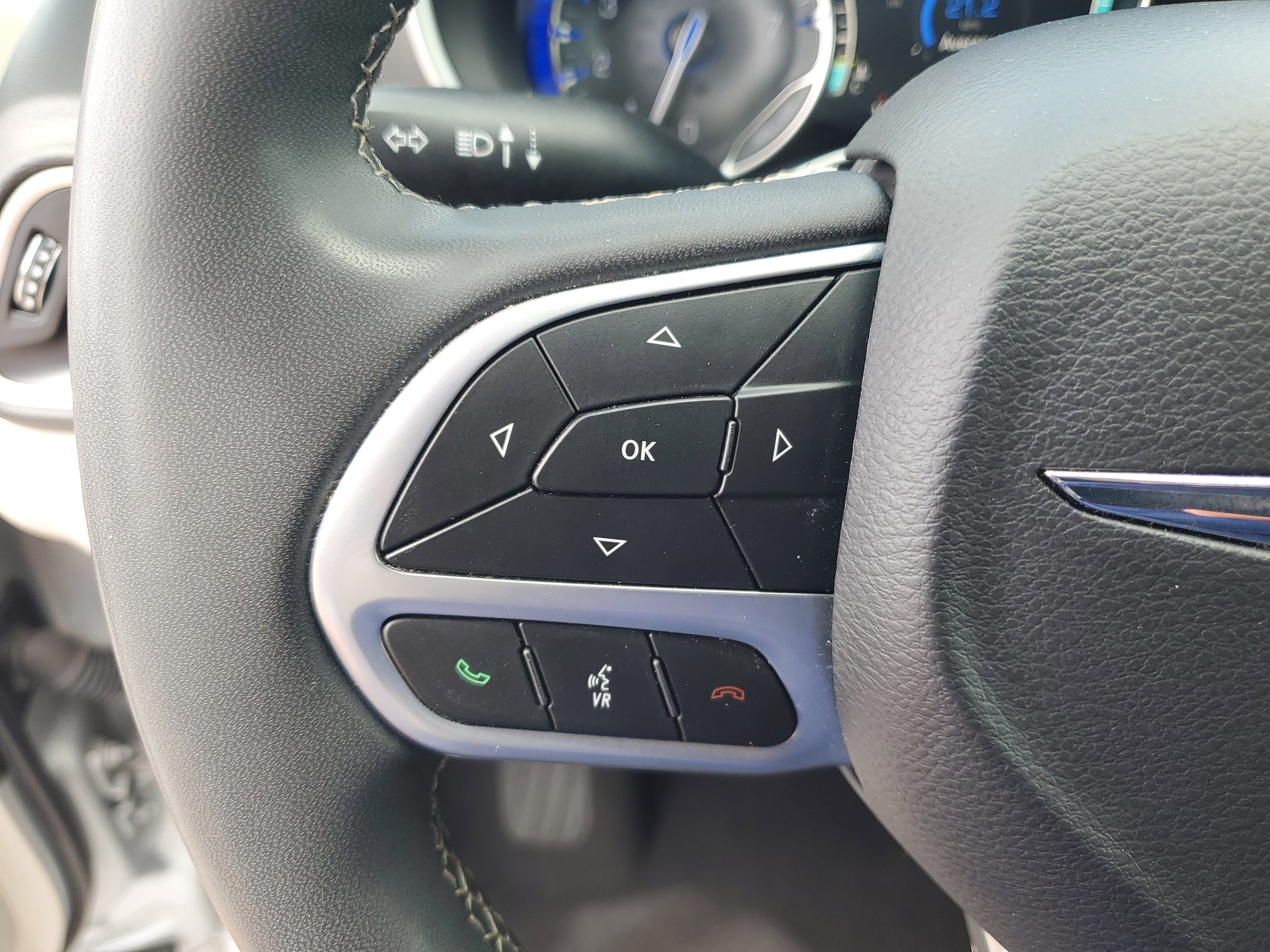 Used 2024 Chrysler Pacifica Touring-L FWD image 17