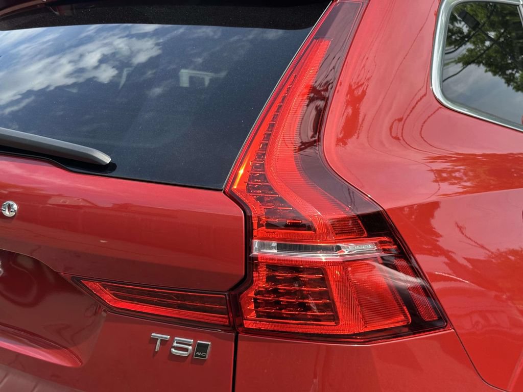 Used 2021 Volvo XC60 T5 Momentum AWD/4WD image 11