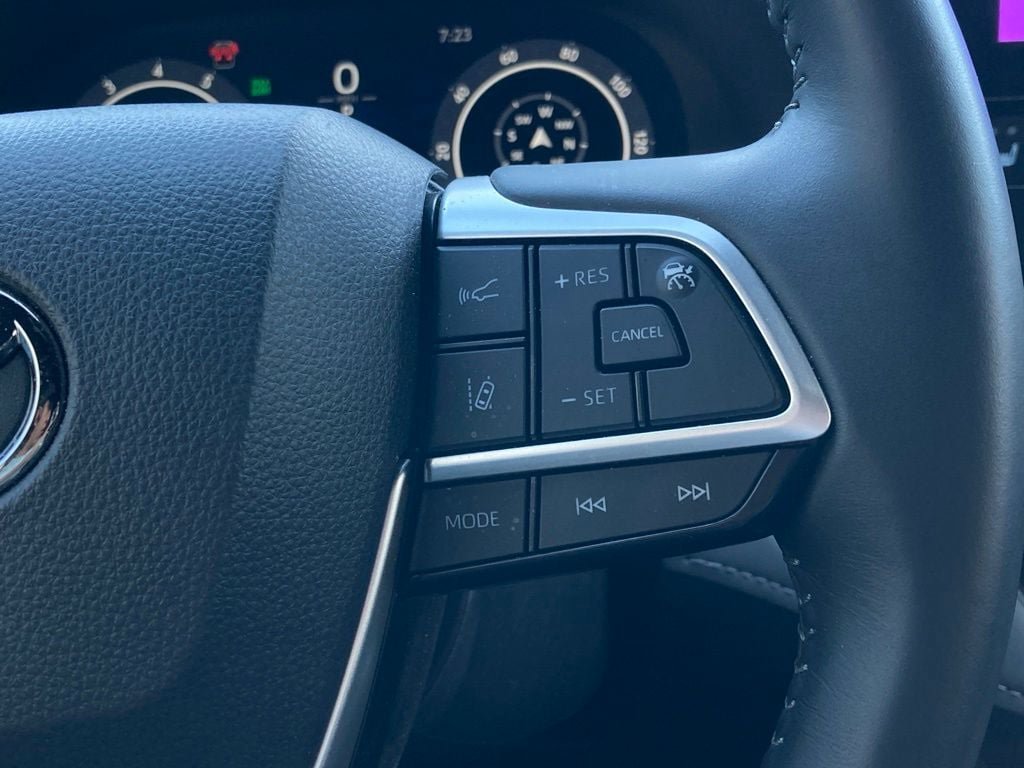 Used 2025 Toyota Highlander XSE AWD/4WD image 19