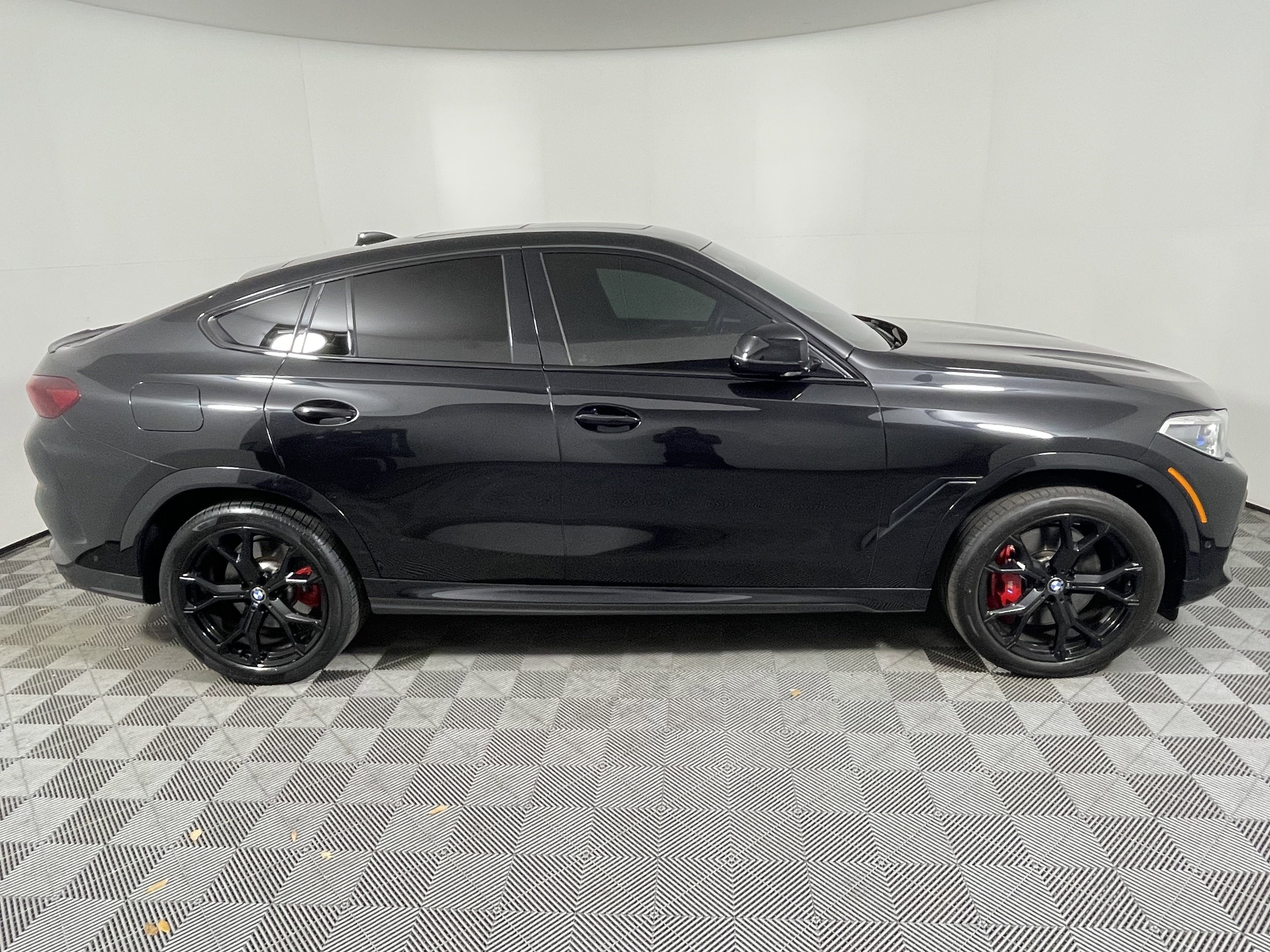 Used 2022 BMW X6 M50i w/ Executive Package image 6