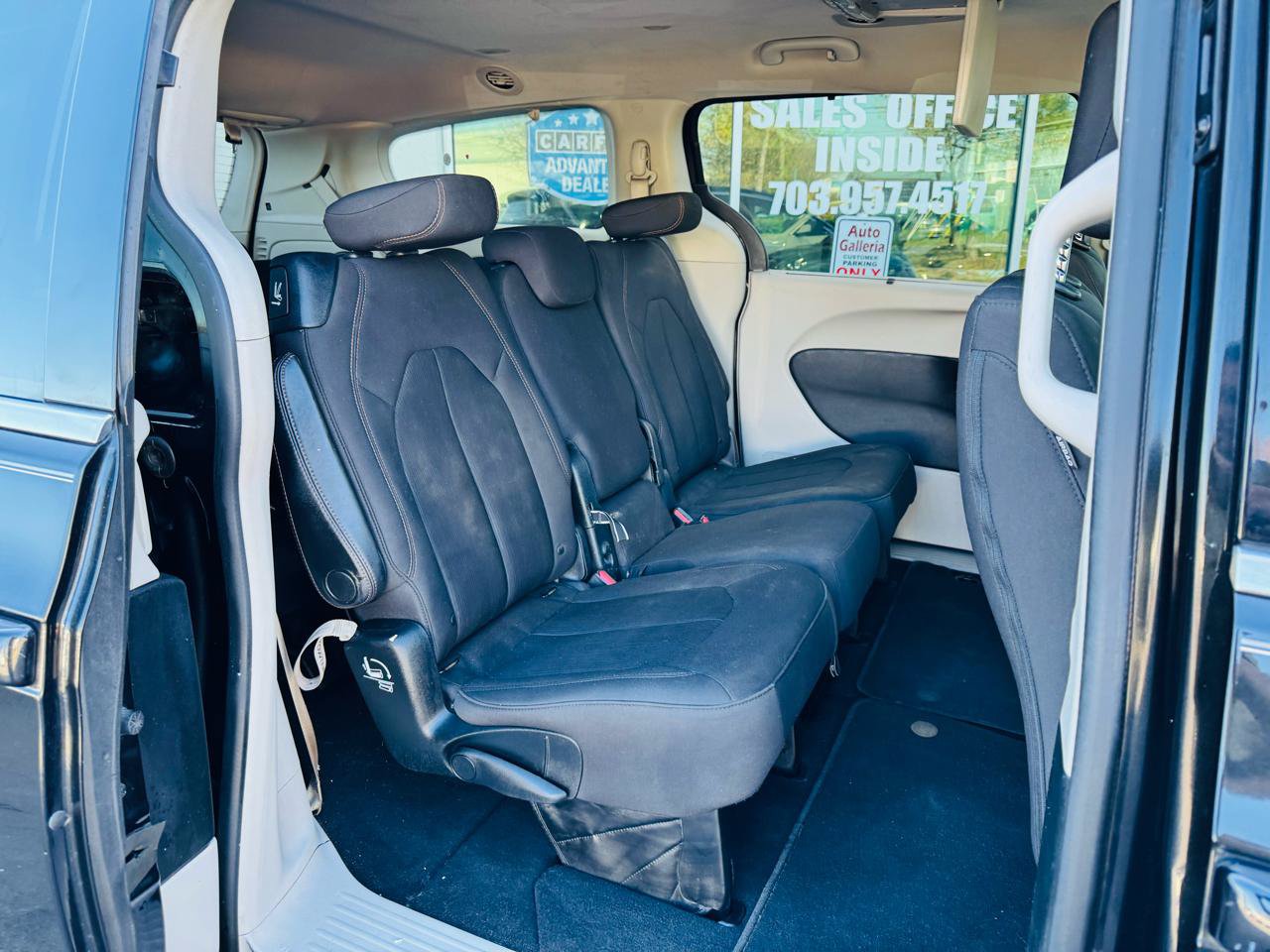 Used 2018 Chrysler Pacifica Touring Plus w/ Tire & Wheel Group FWD image 21