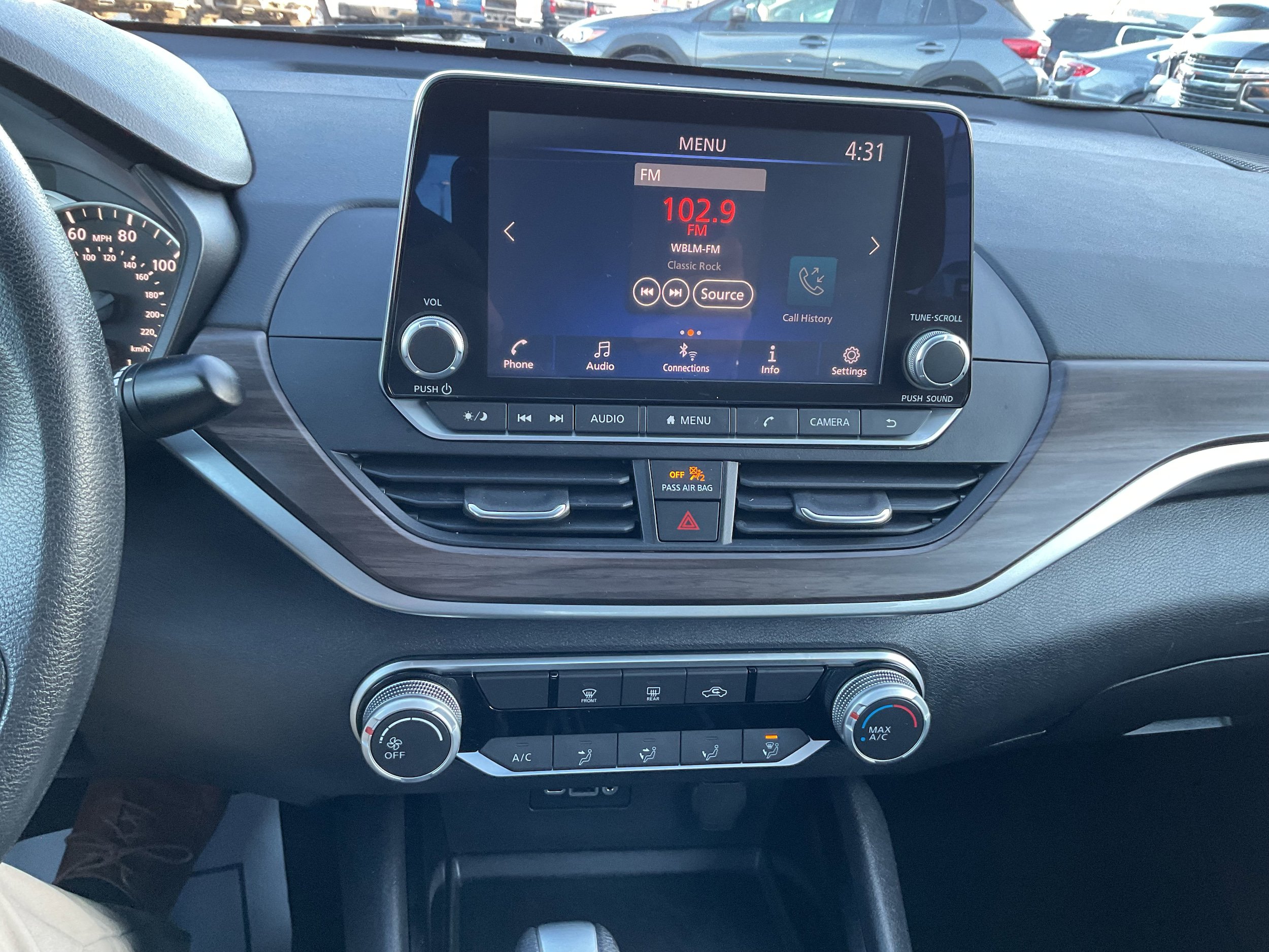 Used 2024 Nissan Altima 2.5 SV image 10