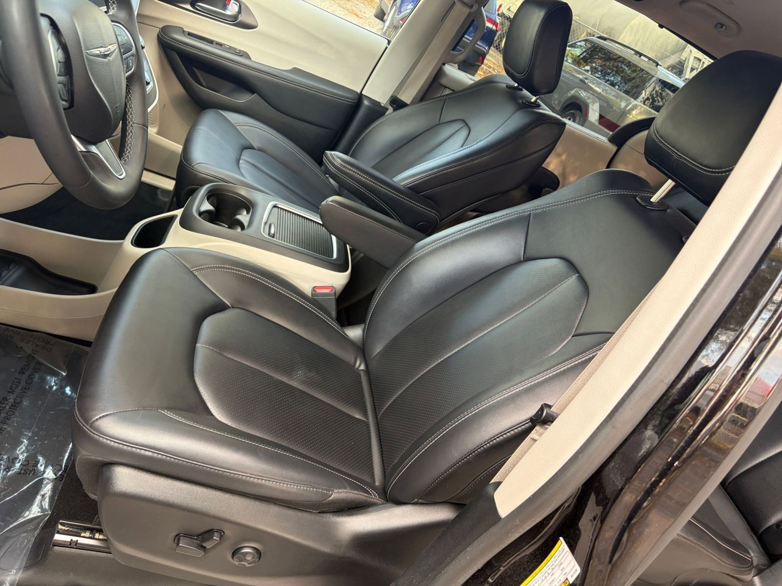 Used 2024 Chrysler Pacifica Touring-L image 32