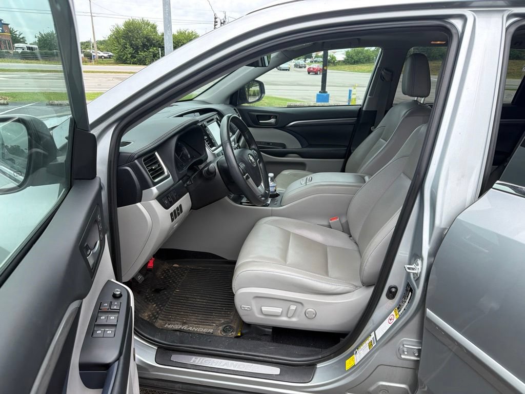 Used 2019 Toyota Highlander Limited AWD/4WD image 6