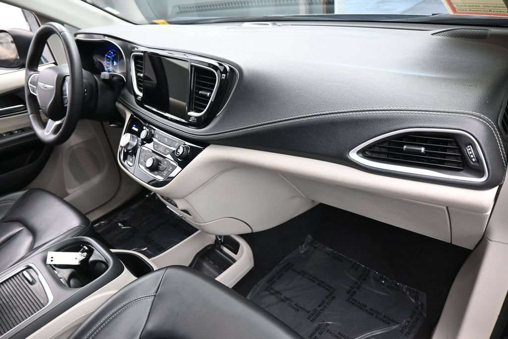 Used 2023 Chrysler Pacifica Touring-L FWD image 45